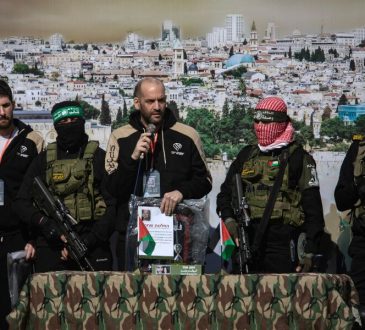 Hamas dostarczył jeszcze 3 izraelskie zakładniki z klepsydą i ostrzeżeniem dla Trumpa