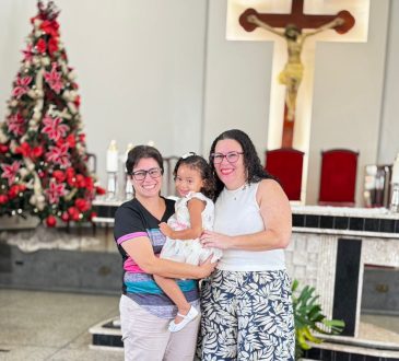 „Matka, mam tylko dwa”: Znaj historię miłosną Esthéra, która została adoptowana przez dwie matki