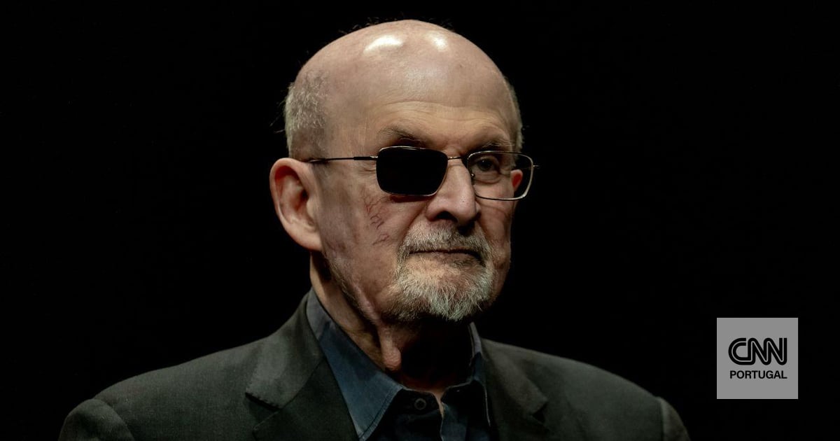 Mężczyzna, który dźgnął Salmana Rushdie skazał na 25 lat