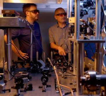 Fizycy tworzą zegar atomowy, który opóźnia 1 według co 100 milionów lat