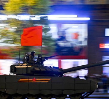 Ekspert wojskowy potwierdza, że ​​wojska rosyjskie parkują czołgi i posuwają się z całą prędkością z nowymi motocyklami